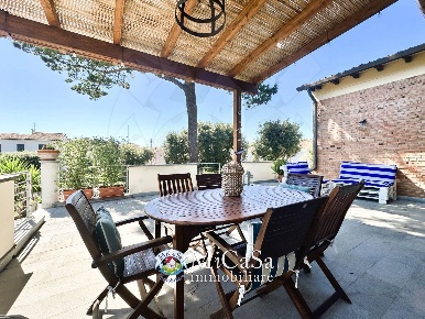 Foto Villa bifamiliare a Pisa Tirrenia di 150 m² con 5 locali in affitto