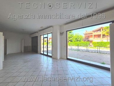 Foto Negozio a Savignano sul Panaro di 70 m² con 3 locali in affitto