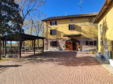 Foto Rustico a Reggio nell'Emilia di 755 m² con 15 locali in vendita