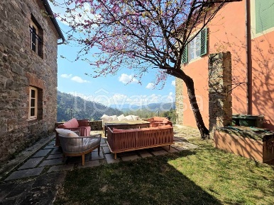 Foto Villa unifamiliare a Lucca di 523 m² in vendita