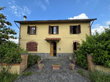 Foto Villa unifamiliare a Vinci Centro di 250 m² con 9 locali in vendita