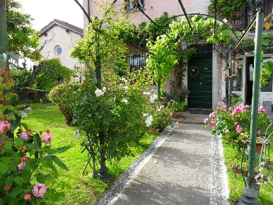 Foto Villa unifamiliare a Fresonara di 289 m² con 10 locali in vendita
