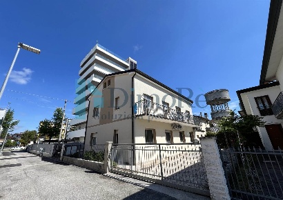 Foto Appartamento a Jesolo Lido Centro Ovest di 240 m² con 3 locali