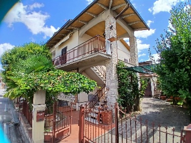 Foto Appartamento a Sinalunga Bettolle di 145 m² con 6 locali in vendita