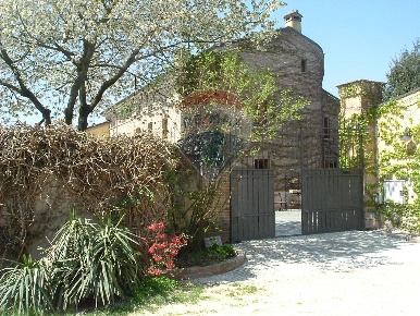 Foto Rustico in via Pagana, Ostiglia di 938 m² con 15 locali in vendita