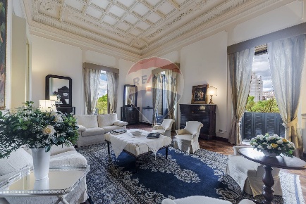 Foto Appartamento in Via Etnea, Catania Borgo di 470 m² con 10 locali