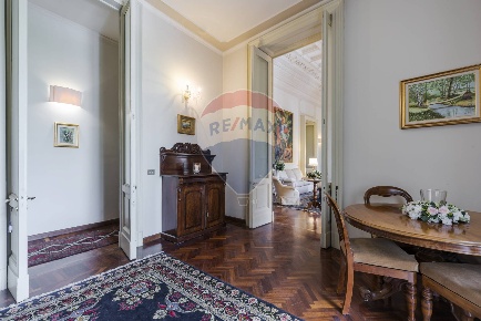 Foto Appartamento in Via Etnea, Catania Borgo di 470 m² con 10 locali