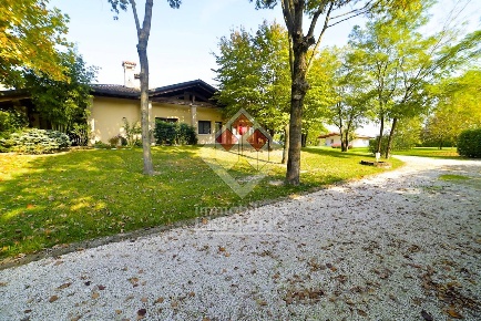 Foto Villa singola a Latisana di 300 m² con 10 locali in vendita