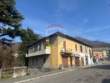 Foto Appartamento a Cittiglio Centro di 275 m² con 8 locali in vendita