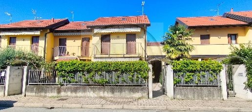 Foto Villa a schiera in via Pontida, Albizzate di 168 m² con 4 locali