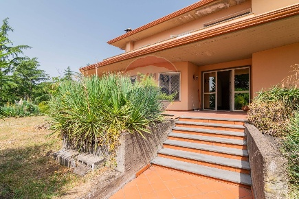 Foto Villa singola a Mascalucia Centro di 390 m² con 9 locali in vendita
