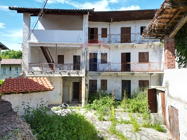 Foto Rustico in P.zza Giuseppe Picco, Bogogno Centro di 250 m² con 6 locali