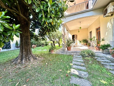Foto Villa a schiera a Lucca Tempagnano - Picciorana di 220 m² con 8 locali