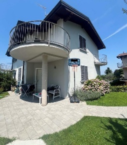 Foto Villa bifamiliare a Zenevredo di 160 m² con 4 locali in vendita