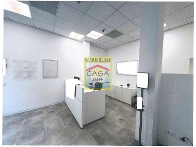 Foto Locale commerciale a Pontedera Centro di 200 m² con 4 locali