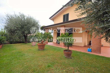 Foto Villa unifamiliare a Lucca San Pietro a Vico - San Cassiano di 240 m²