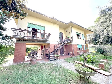 Foto Villa unifamiliare a Lucca Monte San Quirico - Tre Cancelli di 250 m²