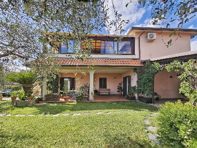 Foto Villa a schiera in Via Porredo 152, Fosdinovo di 294 m² con 12 locali