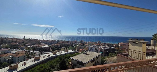 Foto Appartamento in Via Pastonchi, Riva Ligure di 100 m² con 4 locali