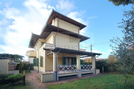 Foto Villa unifamiliare in Via Cortona 44, Pietrasanta di 170 m² in vendita
