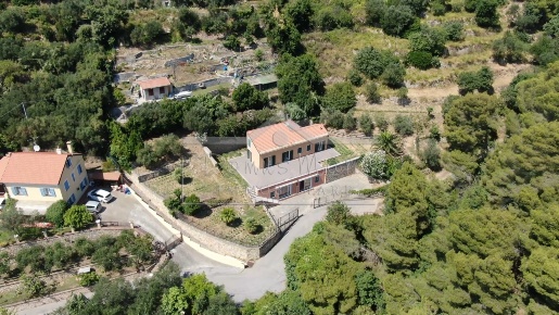 Foto Villa unifamiliare in Via Laiolo 50, Spotorno di 250 m² con 10 locali
