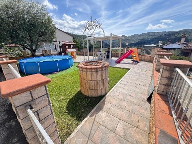 Foto Appartamento in Via Don Milani 9, Vaiano Centro di 160 m² con 5 locali