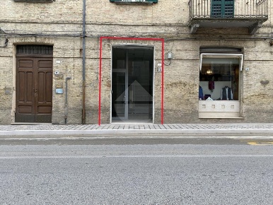 Foto Negozio in Via Luigi De Crecchio, Lanciano Centro di 60 m² in affitto