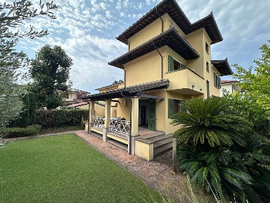 Foto Villa unifamiliare in Via Peschiera 32, Pietrasanta di 200 m²