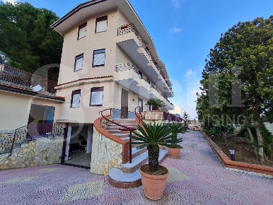 Foto Box in Circonvallazione, Monreale Centro di 195 m² con 1 locali