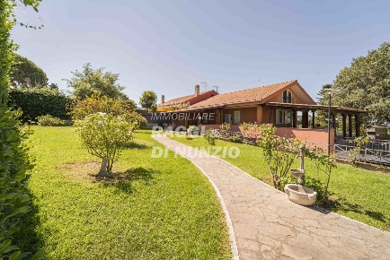Foto Villa unifamiliare in Via Castel de Paolis 8, Grottaferrata di 400 m²