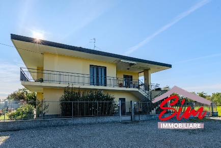 Foto Villa bifamiliare in strada serponte sn, Cameri di 344 m² con 8 locali