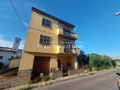 Foto Casa indipendente a Calcinaia Fornacette di 300 m² con 10 locali