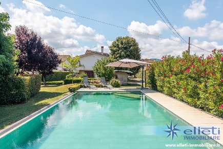 Foto Villa unifamiliare a Lucca Arancio di 350 m² con 12 locali in vendita