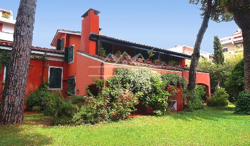 Foto Villa unifamiliare a Carrara Avenza di 450 m² con 16 locali in affitto