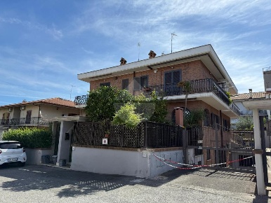 Foto Villa unifamiliare in Via Fiumedinisi, Roma di 200 m² con 5 locali