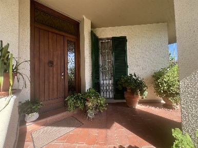 Foto Villa unifamiliare a Campi Bisenzio Centro di 370 m² con 10 locali