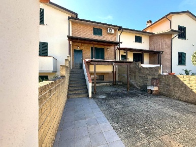Foto Casa indipendente a Cecina di 107 m² con 4 locali in vendita