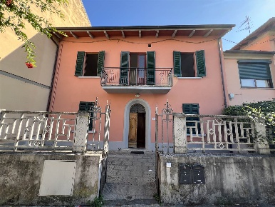 Foto Villa bifamiliare a Pistoia Stadio di 207 m² con 12 locali in vendita