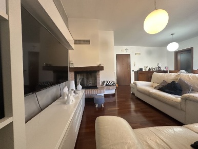 Foto Appartamento in Bivio Putignano, Teramo Centro di 127 m² con 4 locali