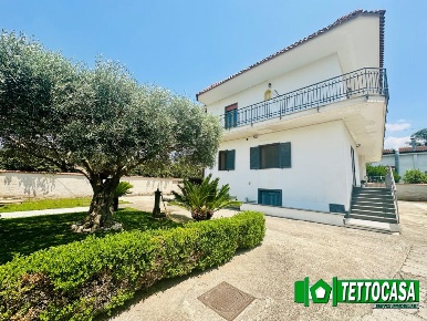 Foto Villa unifamiliare a Marigliano Centro di 322 m² con 7 locali