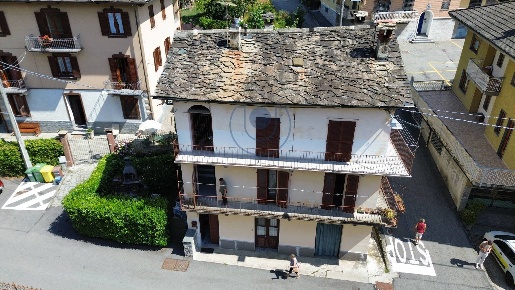 Foto Appartamento in via roma, Locana Centro di 90 m² con 6 locali