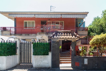 Foto Appartamento in Via Enna, Trecastagni di 160 m² con 6 locali