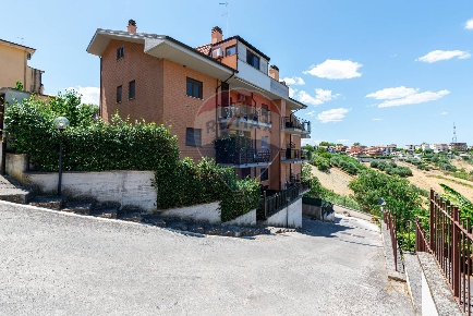 Foto Appartamento in via volturno, Monterotondo di 98 m² con 4 locali