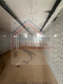 Foto Negozio in via ripuaria, Giugliano in Campania Varcaturo di 90 m²