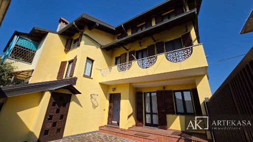 Foto Villa unifamiliare in Via Felice Cavallotti, Galliate di 260 m²
