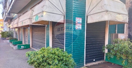 Foto Locale commerciale in C.SO EUROPA, Rho Centro di 120 m² con 4 locali