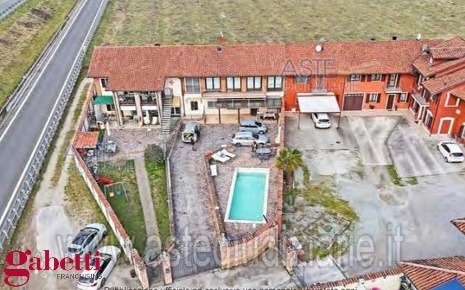 Foto Casa indipendente in Falchetto, Bra di 200 m² con 6 locali in vendita