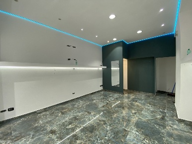 Foto Negozio in Via Publio Valerio 60, Roma Cinecittà di 40 m² con 1 locali