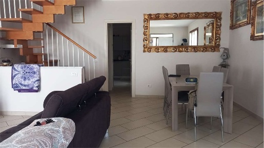 Foto Villa bifamiliare in via fossone basso, Carrara di 200 m² con 5 locali