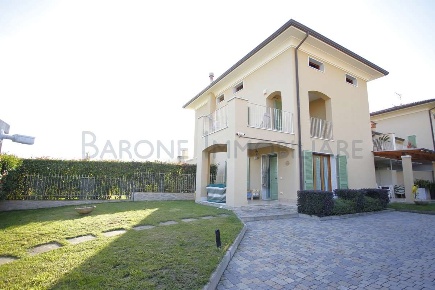 Foto Villa bifamiliare in via fossone basso, Carrara di 200 m² con 5 locali